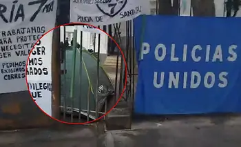 Tras la frustrada negociación, la Policía acampó en el pedio de la Casa de Gobierno | Santa cruz 