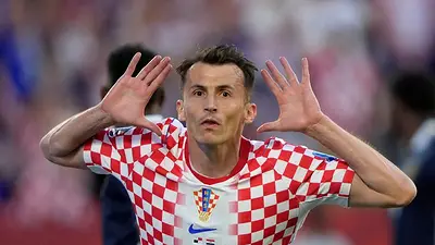 Budimir celebra el gol que mantiene vivas las esperanzas de Croacia en el Mundial Budimir celebra el gol que mantiene vivas las esperanzas de Croacia en el Mundial