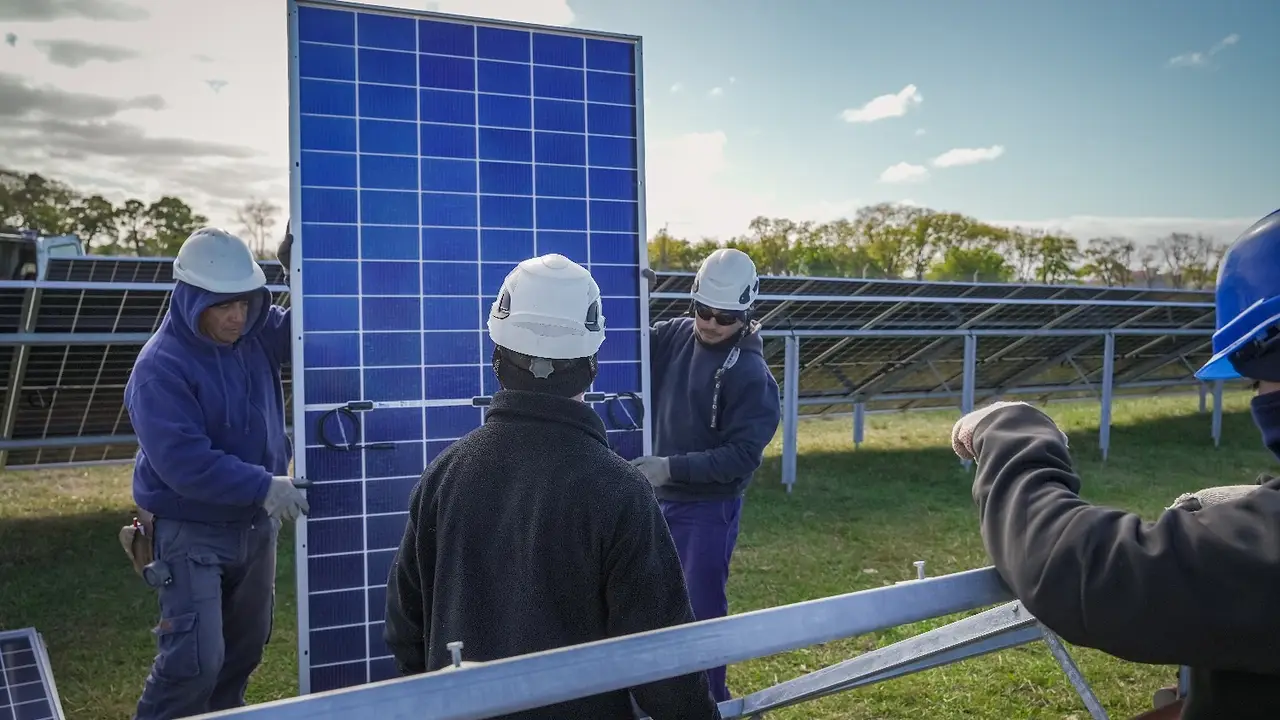 El gobierno bonaerense avanza con la construcción de 8 parques solares 