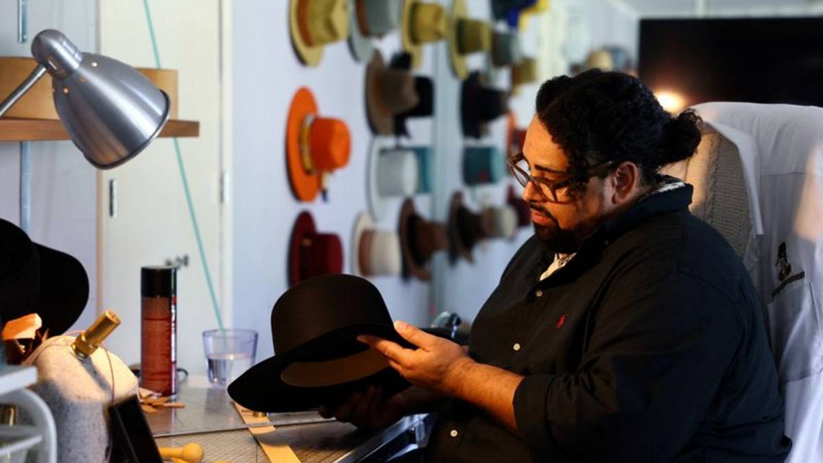 Artesano de Dallas le da un toque mundialista a los sombreros de vaquero