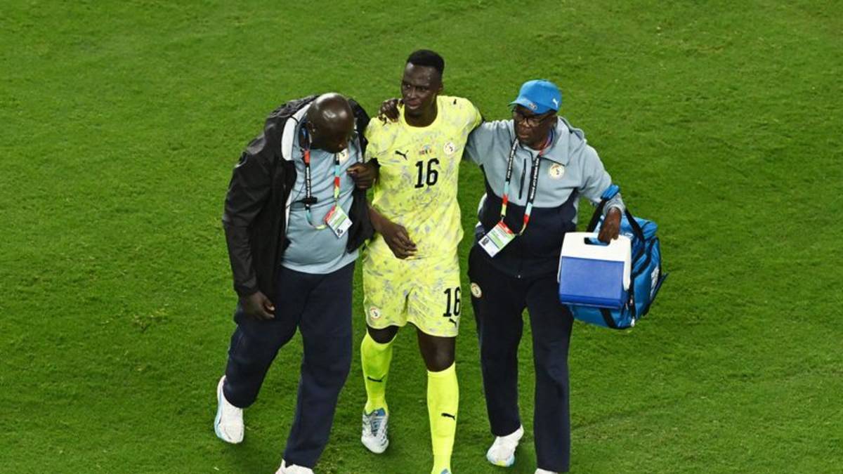 Arquero senegalés Mendy se perderá el partido del Mundial contra Irak por una lesión de rodilla