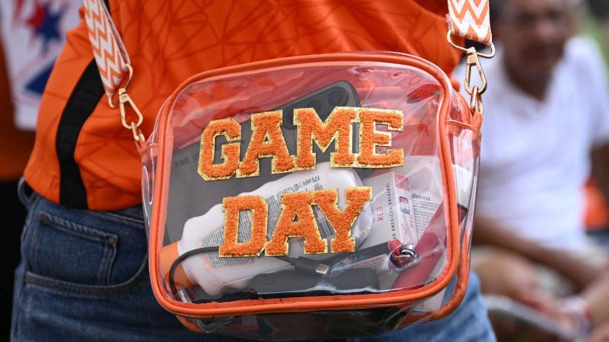 Norma sobre bolsas transparentes en estadios mundialistas pilla desprevenidos a algunos aficionados