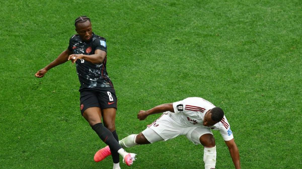 Qatarí Madibo, suspendido por cinco partidos en Mundial por entrada que lesionó al canadiense Kone