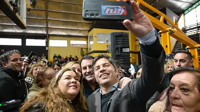 Axel Kicillof entregó viviendas a familias de Bahía Blanca Axel Kicillof entregó viviendas a familias de Bahía Blanca
