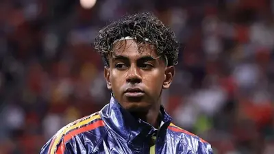 Lamine Yamal con la ropa de la Selección de España Lamine Yamal con la ropa de la Selección de España