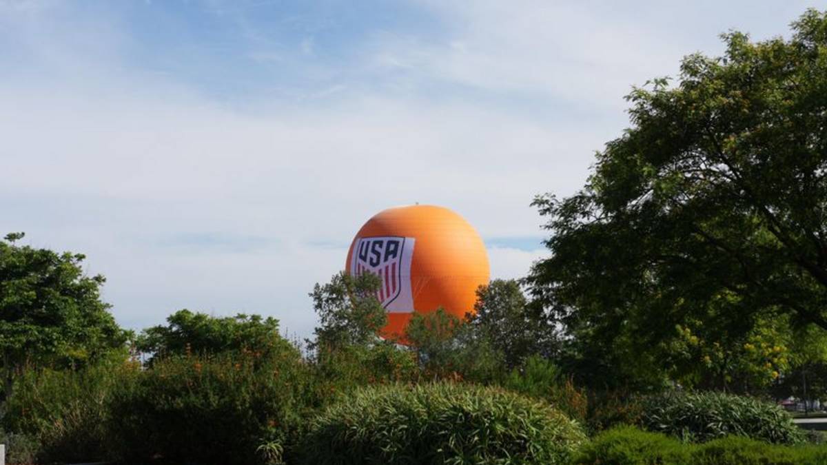 Globo naranja se convierte en un símbolo que se eleva en la concentración de EEUU en el Mundial
