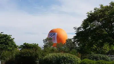 Globo naranja se convierte en un símbolo que se eleva en la concentración de EEUU en el Mundial Globo naranja se convierte en un símbolo que se eleva en la concentración de EEUU en el Mundial