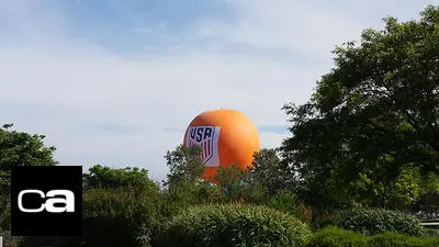 Globo naranja se convierte en un símbolo que se eleva en la concentración de EEUU en el Mundial Globo naranja se convierte en un símbolo que se eleva en la concentración de EEUU en el Mundial