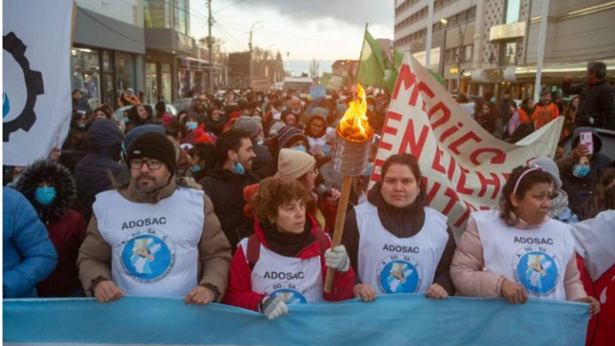 Docentes anticipan el rechazo a la oferta salarial de Santa Cruz y mantiene la presión sobre Claudio Vidal