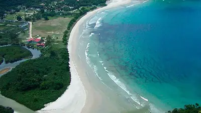 Una ballena fin fue avistada frente a las costas de Brasil. Es el segundo animal más grande del planeta y una de las especies más impresionantes del océano. Una ballena fin fue avistada frente a las costas de Brasil. Es el segundo animal más grande del planeta y una de las especies más impresionantes del océano.