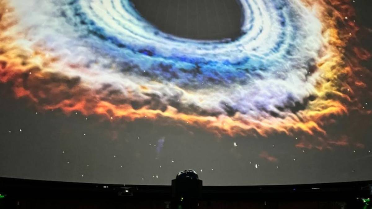 Agujeros negros supermasivos: darán un show inmersivo en el Planetario con simulaciones del universo e imágenes de última generación
