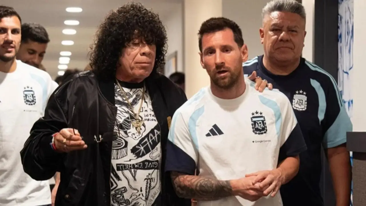 Cómo fue el encuentro entre la Mona Jiménez y Messi. 