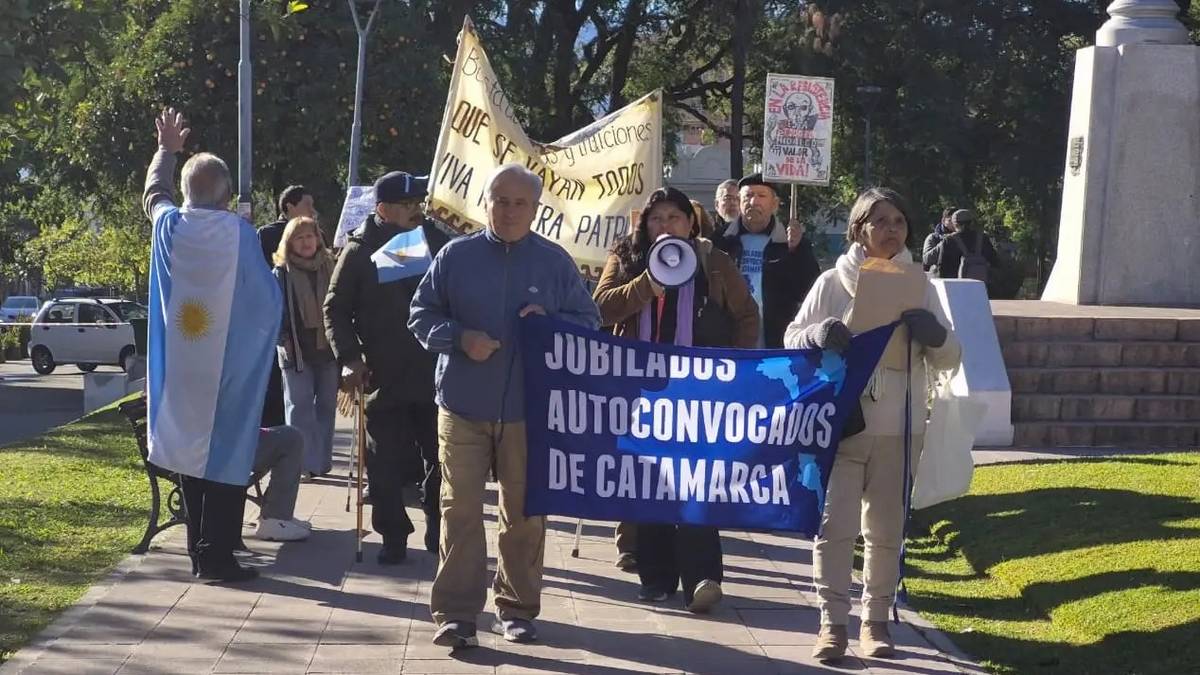 JUBILADOS AUTOCONVOCADOS de CATAMARCA se MOVILIZARON contra el AJUSTE de MILEI y JALIL