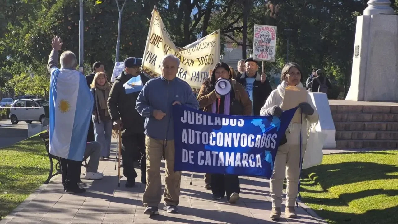 Jubilados autoconvocados de Catamarca se movilizaron contra el ajuste de Milei y Jalil