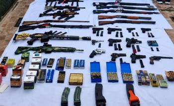 Adolescente amenazó con atacar a tiros una escuela y encontraron un arsenal en su casa | Violencia escolar