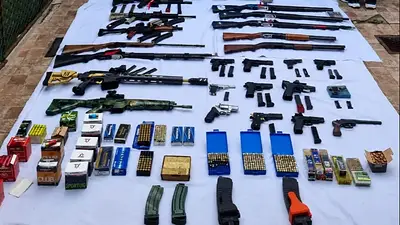 Adolescente amenazó con atacar a tiros una escuela: tras allanar su casa, encontraron un arsenal Adolescente amenazó con atacar a tiros una escuela: tras allanar su casa, encontraron un arsenal