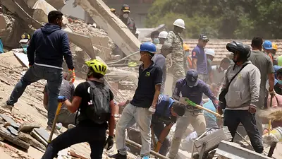 En calles y hospitales, los venezolanos se esfuerzan por salvar vidas tras los terremotos En calles y hospitales, los venezolanos se esfuerzan por salvar vidas tras los terremotos