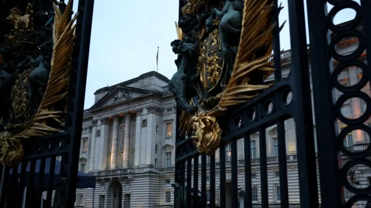 El rey británico Carlos no vivirá en el Palacio de Buckingham tras la remodelación, según funcionarios
