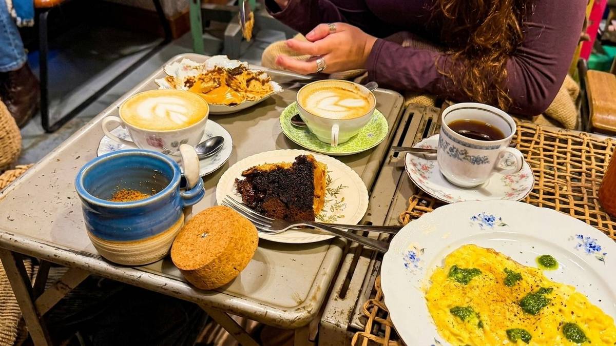 Un edificio antiguo, una feria vintage de 4 pisos y un café escondido: el plan ideal para un fin de semana en Buenos Aires