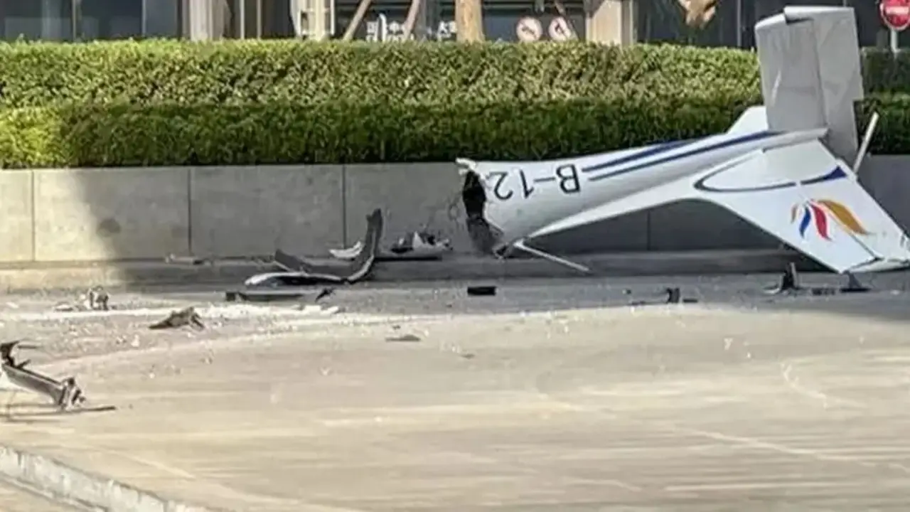 Chocó una avioneta en el edificio más alto de Beijing: confirmaron un muerto y 13 heridos
