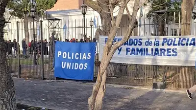 Policías de Santa Cruz critican a Claudio Vidal por falta de aumentos: "Esto no es un acuertalamiento" Policías de Santa Cruz critican a Claudio Vidal por falta de aumentos: "Esto no es un acuertalamiento"