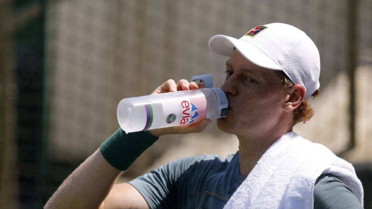 Sinner dice que se siente mejor de cara a Wimbledon tras problemas con el calor en Roland Garros