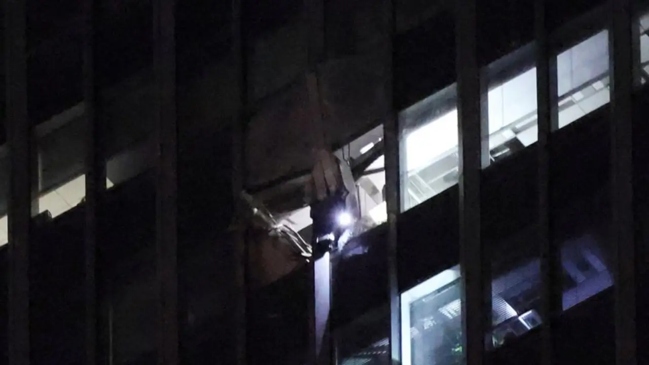 Pekín investiga accidente de avioneta contra edificio que dejó un muerto y 13 heridos