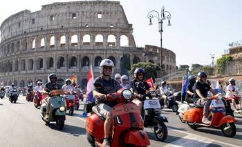 Los conductores de Vespa salen a las calles de Roma para celebrar su aniversario 80 | Italia