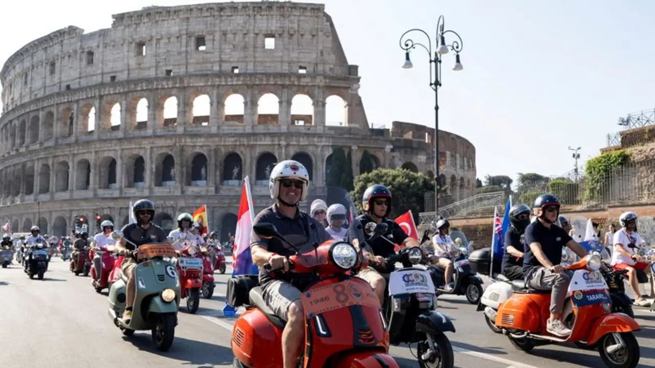 Los conductores de Vespa salen a las calles de Roma para celebrar su aniversario 80