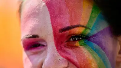 Miles de húngaros se suman a la primera marcha del Orgullo de Budapest desde la derrota de Orbán Miles de húngaros se suman a la primera marcha del Orgullo de Budapest desde la derrota de Orbán