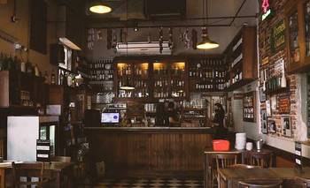Parece un pub inglés, pero queda frente al Parque Lezama | Gastronomía