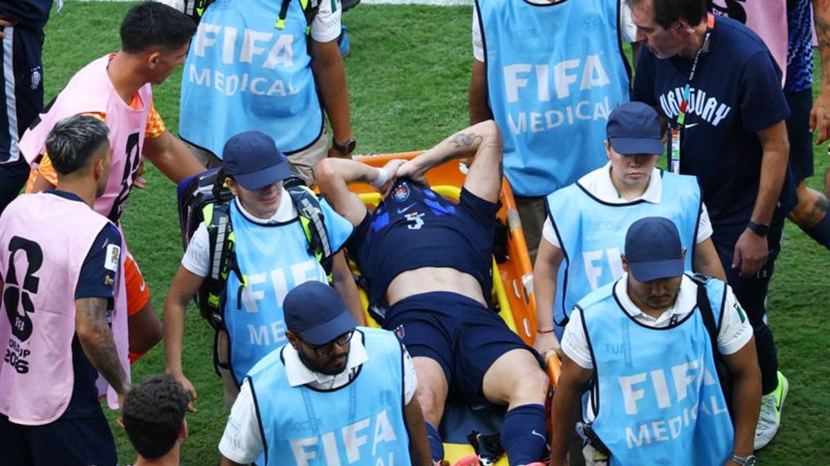 Uruguayo Ugarte sufre grave lesión de rodilla en el Mundial