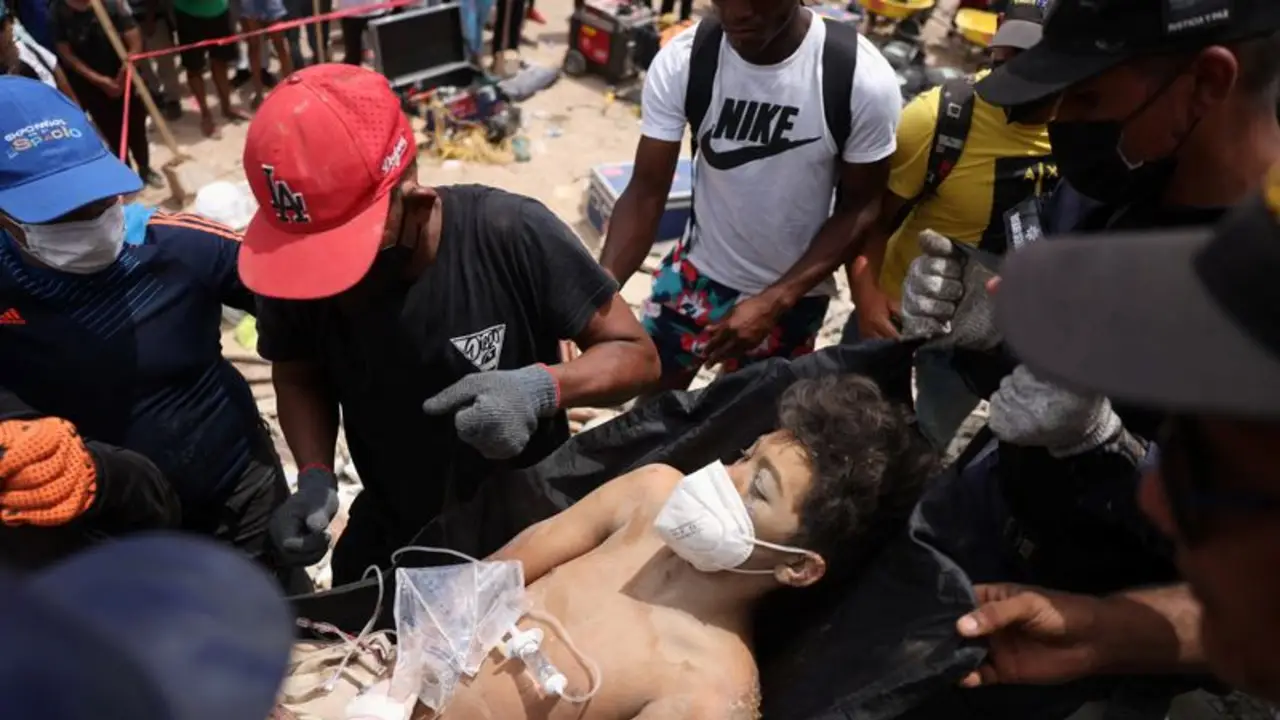 Padre e hijo rescatados con vida tras cuatro días entre los escombros de terremotos en Venezuela