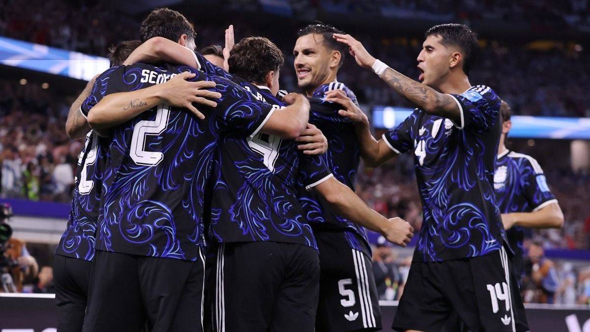 Por qué Argentina juega con la camiseta azul vs. Inglaterra en la semifinal del Mundial 2026: el significado histórico