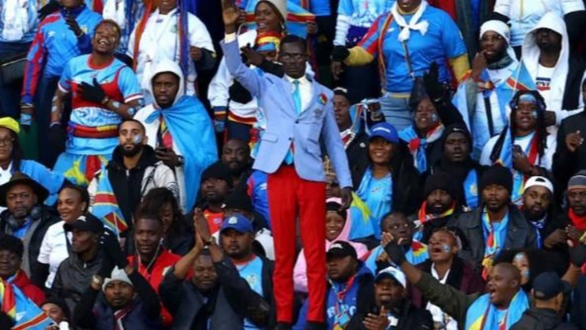 Quién es el hincha "estatua" de Congo que no se mueve en el Mundial 2026: qué significado tiene