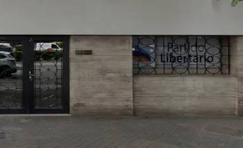 Detuvieron a un hombre por arrojar excremento a una sede de La Libertad Avanza | Partido libertario
