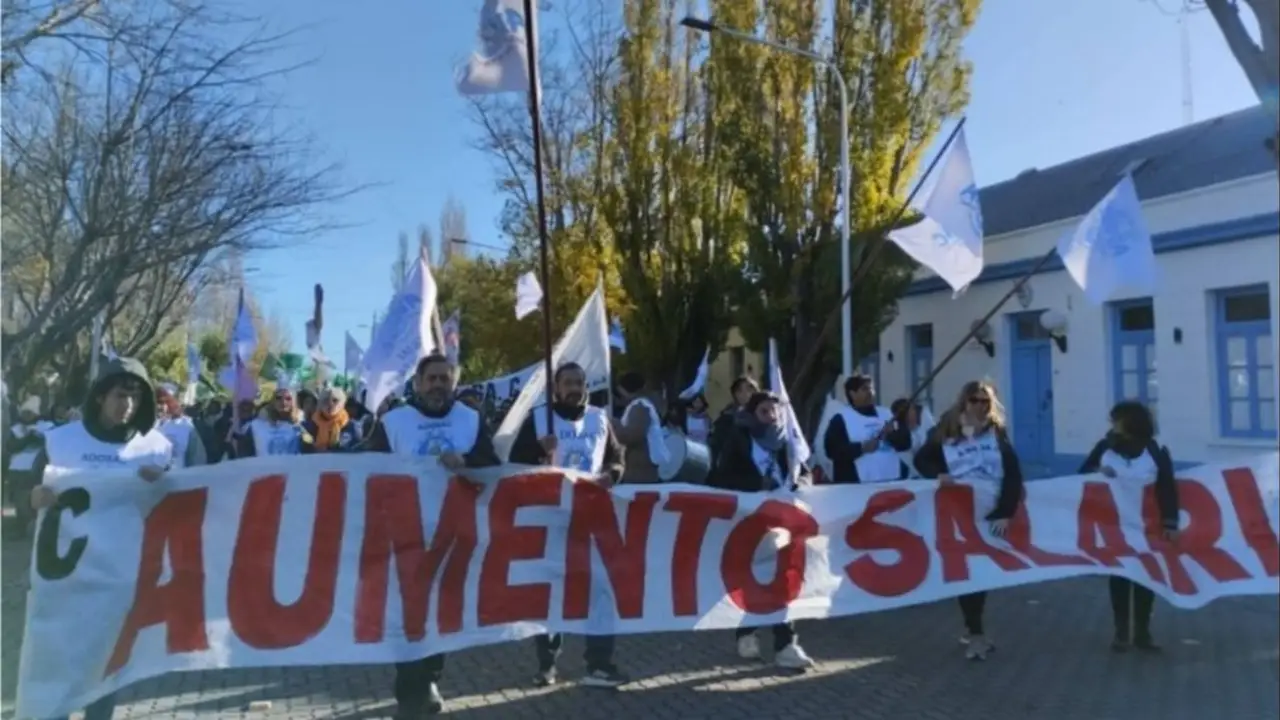 Vidal no logra destrabar conflictos: docentes de Santa Cruz rechazaron la oferta salarial y lanzan otro paro