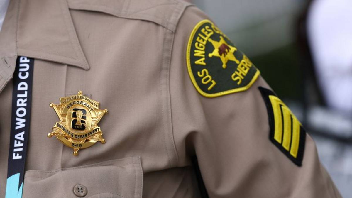Policías y bomberos lucen con orgullo las insignias del Mundial mientras se encargan de la seguridad