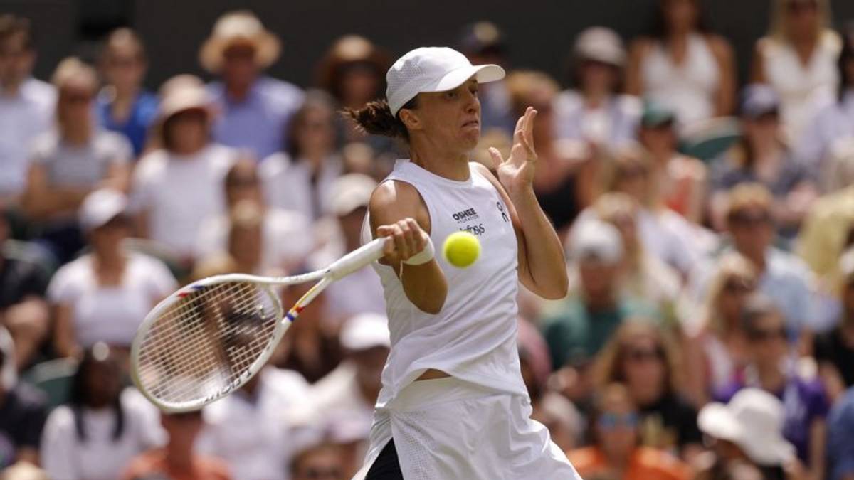 Vigente campeona Swiatek logra una emotiva victoria en reñido debut en Wimbledon