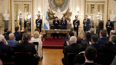 Milei le tomó juramento a Santilli como jefe de Gabinete Milei le tomó juramento a Santilli como jefe de Gabinete