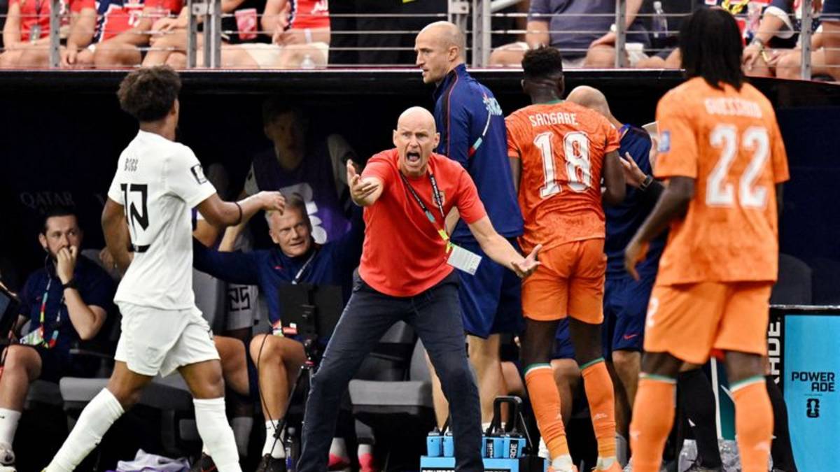 DT Solbakken sufre desde la banda mientras Haaland lleva a Noruega a octavos de final del Mundial