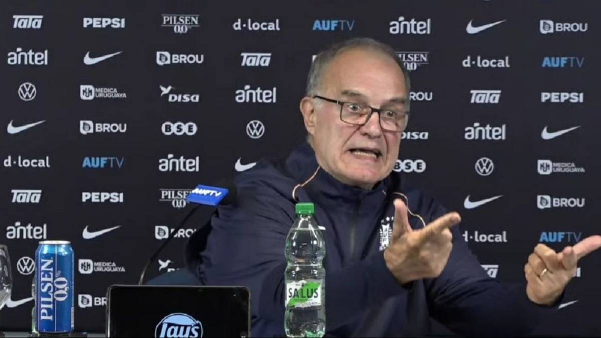 Bielsa desmintió una fake news y sorprendió con lo que dijo sobre el arquero que sacó