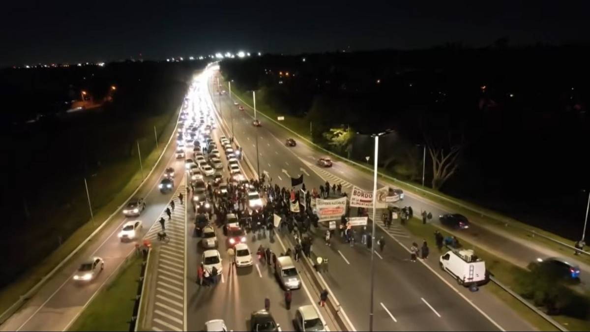 Trabajadores de FATE cortan la avenida Panamericana