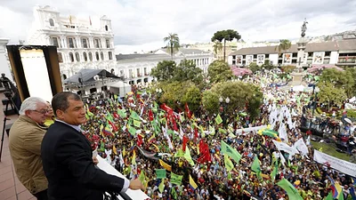 A días de la llegada del Papa, Correa recibe respaldo popular A días de la llegada del Papa, Correa recibe respaldo popular