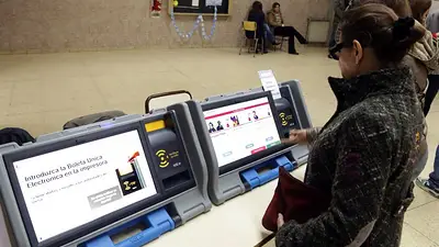 Elecciones Ciudad 2015: críticas y elogios de los porteños tras votar con la boleta electrónica Elecciones Ciudad 2015: críticas y elogios de los porteños tras votar con la boleta electrónica