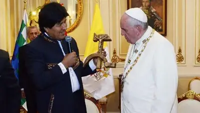 Evo Morales le hizo un inesperado regalo al papa Francisco Evo Morales le hizo un inesperado regalo al papa Francisco