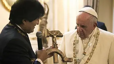 El Papa Francisco en Bolivia y el polémico regalo de Evo Morales El Papa Francisco en Bolivia y el polémico regalo de Evo Morales