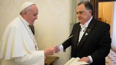Eduardo Valdés: "Yo le pregunté al Papa por qué en Argentina era tan caracúlico y en el Vaticano no" Eduardo Valdés: "Yo le pregunté al Papa por qué en Argentina era tan caracúlico y en el Vaticano no"