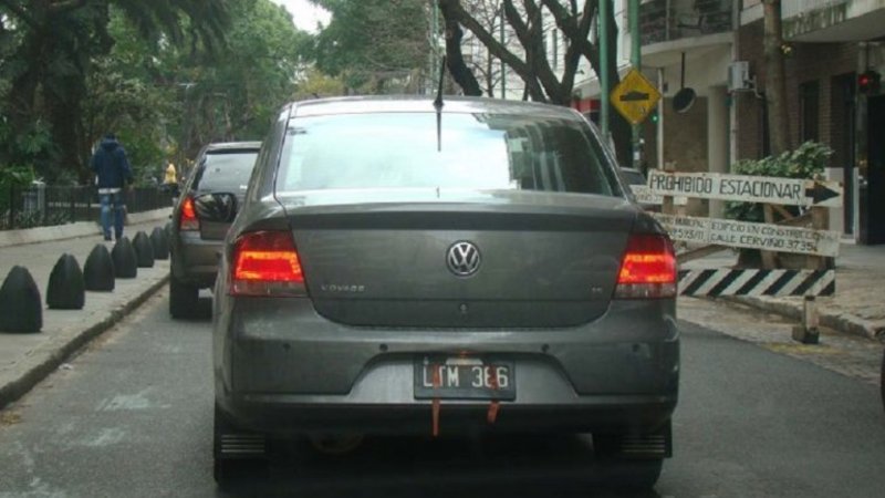 Aumentan 100% las multas por tapar la patente del auto