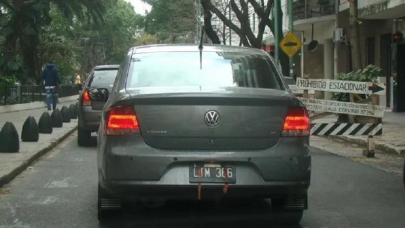 Aumentan 100% las multas por tapar la patente del auto